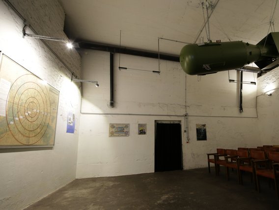 Zivilschutzanlage Blochplatz, Karte Auswirkungen einer A-Bombe und 1:1-Modell »Little Boy« © Berliner Unterwelten e.V. / Holger Happel